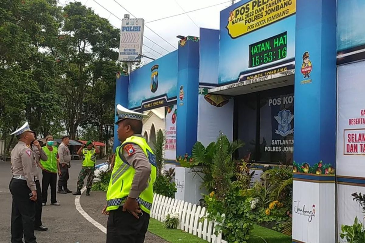 Pos pelayanan di simpang 4 Stasiun Jombang, Jawa Timur. Pos pelayanan itu dipersiapkan Polres Jombang, menghadapi libur Natal 2022 dan Tahun Baru 2023.