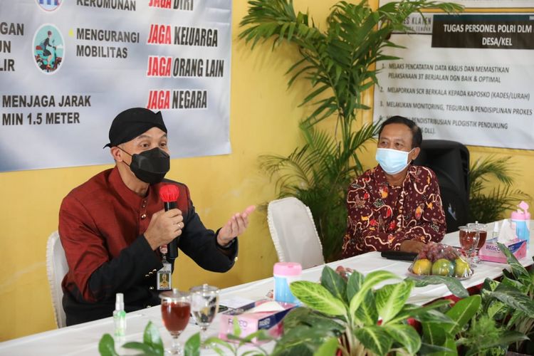 Gubernur Jawa Tengah (Jateng) Ganjar Pranowo saat berdialog dengan warga di Kantor Desa Nglinggi, Kecamatan Klaten Selatan, Kabupaten Klaten, Selasa (1/6/2021).
