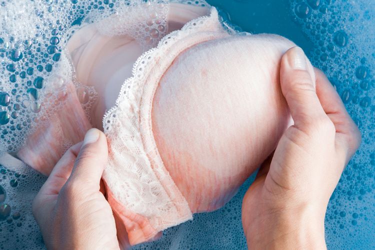 Ilustrasi mencuci bra dengan tangan. Bra sebaiknya tidak dicuci dengan mesin cuci untuk menghindari kerusakan. 
