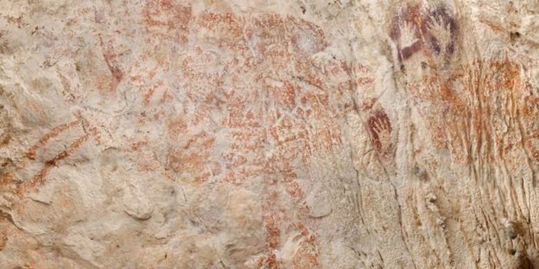 Lukisan cadas tertua itu ditemukan di Lubang Jeriji Saleh, termasuk dalam area Karst Sangkulirang Mangkalihat di Kalimantan Timur, di ketinggian 320 meter di atas permukaan laut. 