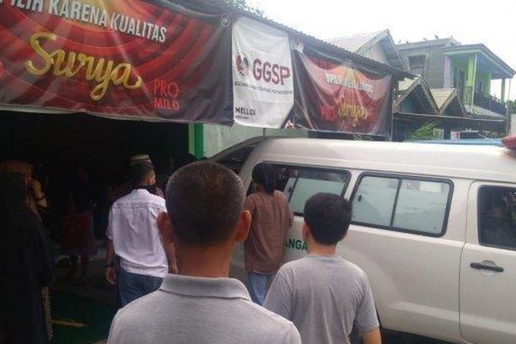 Mobil ambulans menjemput dua korban tewas, salah satunya anggota TNI AD, yang meninggal dunia di Kelurahan Paringin Timur, Kecamatan Paringin, Kabupaten Balangan, Kalsel. (Grup WA Info Kab Balangan)