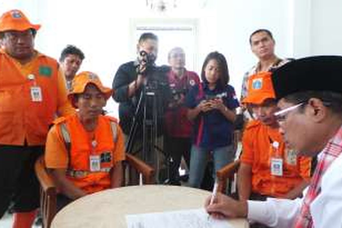 Plt Gubernur DKI Jakarta Sumarsono menerima aduan pekerja harian lepas (PHL) Suku Dinas Kebersihan Jakarta Timur atau pasukan oranye, di Balai Kota DKI Jakarta, Rabu (11/1/2017).