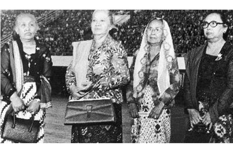 4 Ibu yang memelopori kongres Perempuan I di Yogjakarta 22 Desember 1928; Kiri kekanan Ibu Sunarto Mangunpuspito, Ibu Kartowijono, Ibu Dr. Muwardi dan Ibu Soelarso, memperoleh tanda penghargaan.