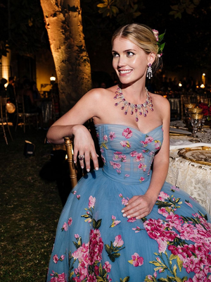 Lady Kitty Spencer mengenakan gaun Dolce Gabbana saat malam pernikahannya