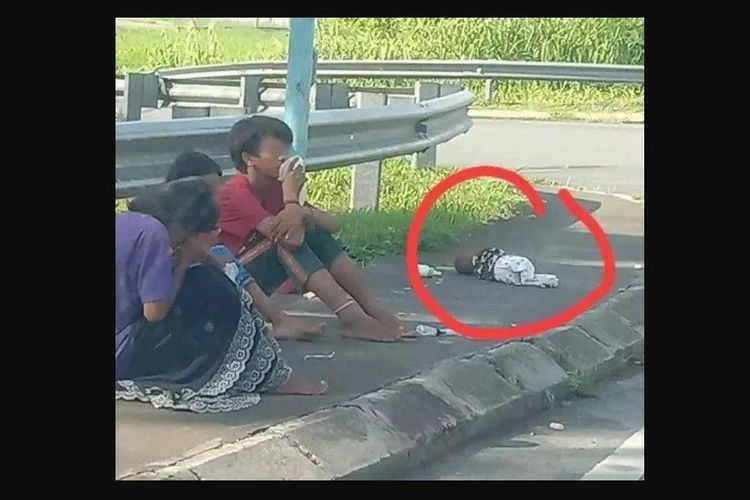 Bayi terlihat dibaringkan di trotoar kotor oleh orang tuanya yang diduga mengemis di daerah Tawau, Sabah, Malaysia.