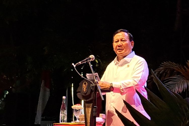 Menteri Pertahanan (Menhan) RI Prabowo Subianto saat berpidato di hadapan ribuan kades se Sulsel di Rujab Gubernur Sulsel, pada Sabtu (5/8/2023) malam