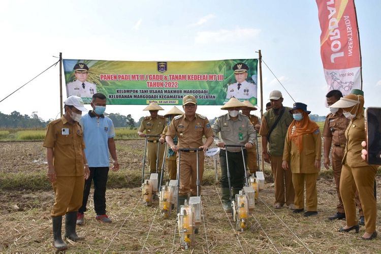 Walikota Kota Metro Wahdi berikan bantuan alat dan mesin pertanian dan bantuan sarana budidaya untuk bantu majukan hasil pertanian dan tingkatkan hasil panen yang berkualitas. 