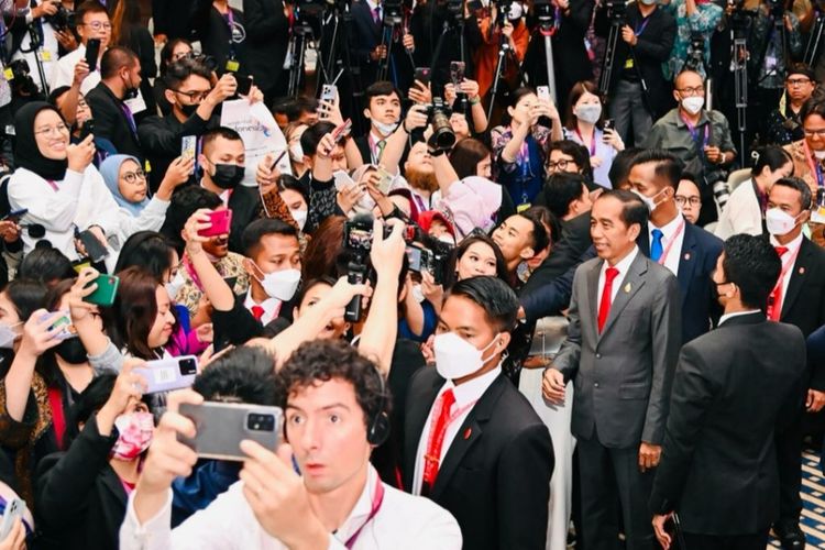 Momen saat Presiden Joko Widodo melayani permintaan foto bersama para jurnalis peliput rangkaian kegiatan Konferensi Tingkat Tinggi (KTT) G20 usai konferensi pers di Bali International Convention Center (BICC), Nusa Dua, Bali, pada Rabu (16/11/2022).