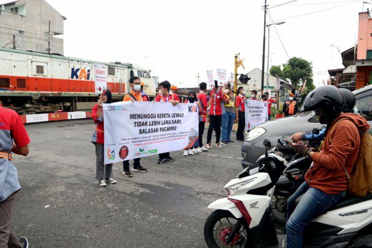Komunitas Pecinta Kereta Api Blitar menggelar aksi kampanye keselamatan berkendara di perlintasan sebidang di Jalan Anggrek, Kota Blitar, Sabtu (19/11/2022)