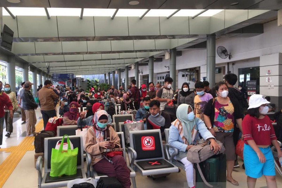 Calon penumpang menunggu di ruang tunggu Stasiun Pasar Senen, Jakarta Pusat, Selasa (18/5/2021).