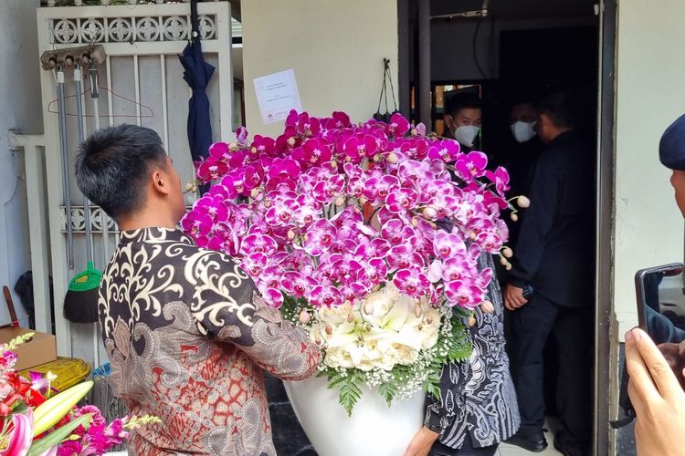 Presiden RI Joko Widodo (Jokowi) mengirim karangan bunga pada hari ulang tahun Ke-77 Ketua Umum PDI Perjuangan (PDIP) Megawati Soekarnoputri, Selasa (23/1/2023).