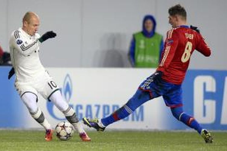 Pemain sayap Bayern Muenchen Arjen Robben (kiri) berebut bola dengan gelandang CSKA Moskwa Steven Zuber, pada pertandingan kelima Grup D Liga Champions, di Arena Khimki, Khimki, Rabu (27/11/2013).