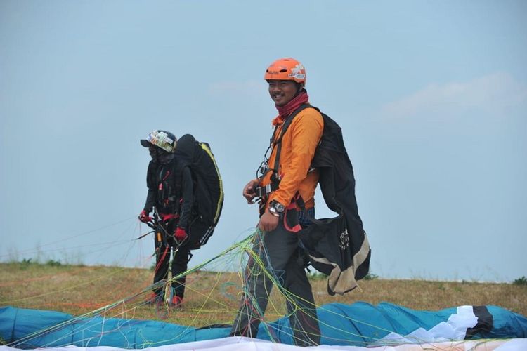 KompasTravel mencoba wisata terbang tandem paralayang dari Puncak Joglo, Desa Sendang, Wonogiri, Jawa Tengah. Pemandangan yang bisa terlihat dari Puncak Joglo adalah hamparan Waduk Gajah Mungkur.