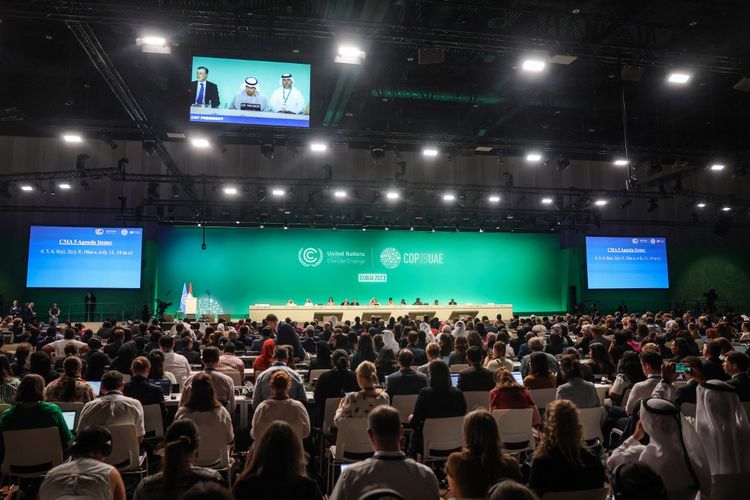 Sesi pleno COP28 di Dubai pada Rabu (13/12/2023). Negara-negara mengadopsi perjanjian iklim yang  menyerukan dunia untuk bertransisi dari bahan bakar fosil. 