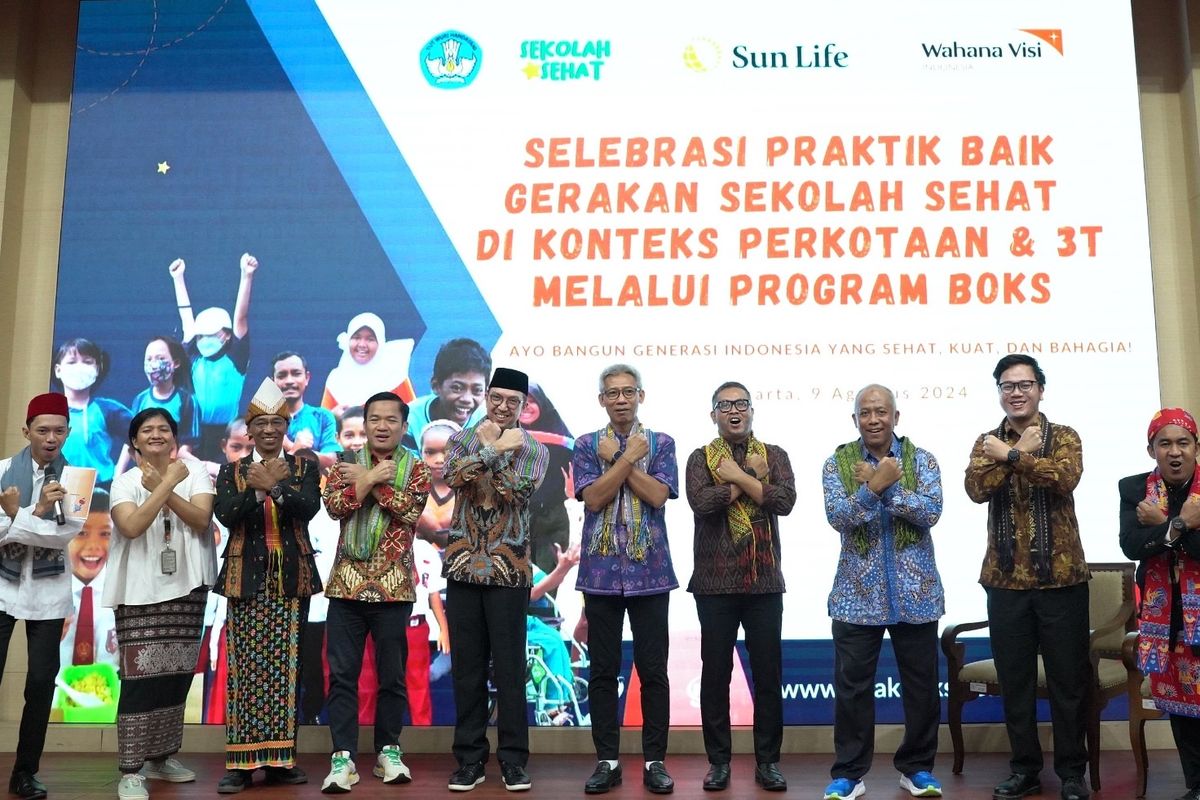 Kemendikbudristek RI, Wahana Visi Indonesia, Sun Life Indonesia, dan para guru mitra program BOKS berpose bersama dalam acara berbagi pengalaman