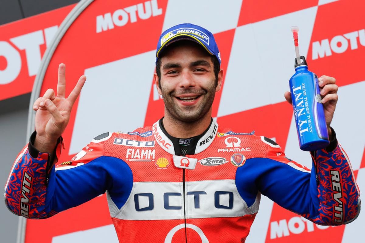 Pebalap Octo Pramac Racing asal Italia, Danilo Petrucci, berpose setelah meraih hasil finis di urutan kedua pada balapan GP Belanda di Sirkuit Assen, Minggu (25/6/2017