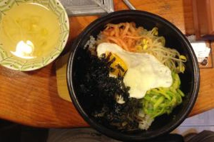 Bibimbap dalam sebuah dolsot atau mangkuk batu.