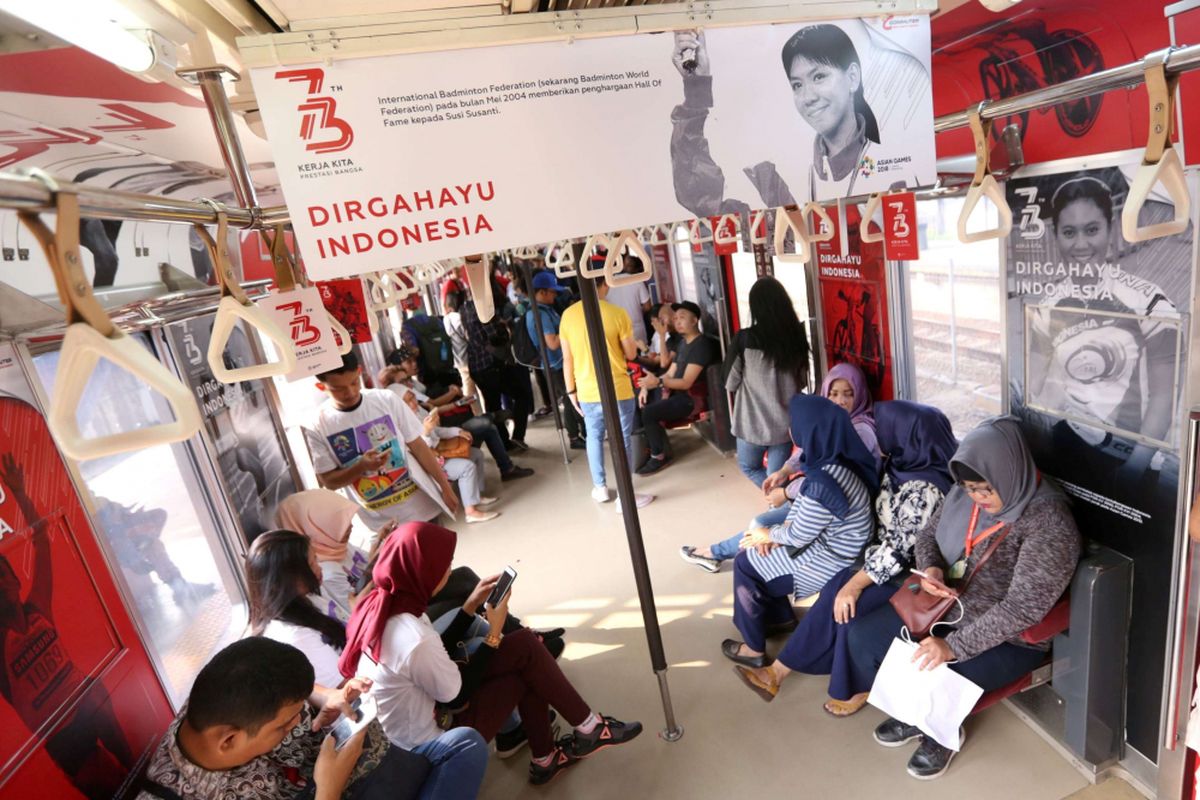 Sejumlah penumpang berada di dalam gerbong tematik dalam perjalanan menuju Stasiun Rawabuntu, Jakarta, Jumat (17/08/2018). PT Kereta Commuter Indonesia (PT KCI), membuat gerbong tematik HUT RI dan Asian Games dalam rangka memperingati hari ulang tahun kemerdekaan ke 73 Republik Indonesia.