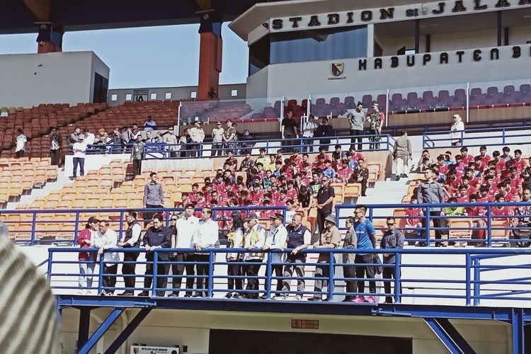 Presiden Jokowi saat mengunjungi Stadion Si Jalak Harupat (SJH) pada Rabu (12/7/2023) dalam lawatannya Presiden mengecek kesiapan SJH serta menyaksikan seleksi Tim Nas U-17.