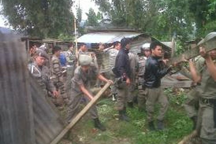 Anggota Sat Pol PP Minahasa Selatan membongkar Kandang Babi di Desa Sinisir, Kecamatan Modoinding.
 
