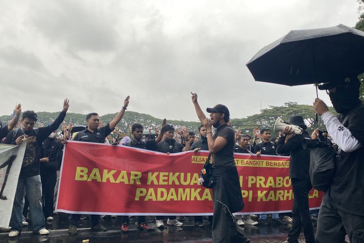 Diguyur Hujan Deras, Ratusan Massa Aksi Sampaikan Unjuk Rasa di Kota Malang
