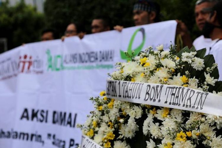 Massa yang tergabung dalam Sahabat Thamrin, Yayasan Penyintas, dan Aliansi Indonesia Damai (AIDA) melakukan aksi damai  di Sarinah, Thamrin, Jakarta, Sabtu (14/1/2017). Mereka mengenang kembali aksi terorisme yang terjadi siang hari tepat setahun lalu.