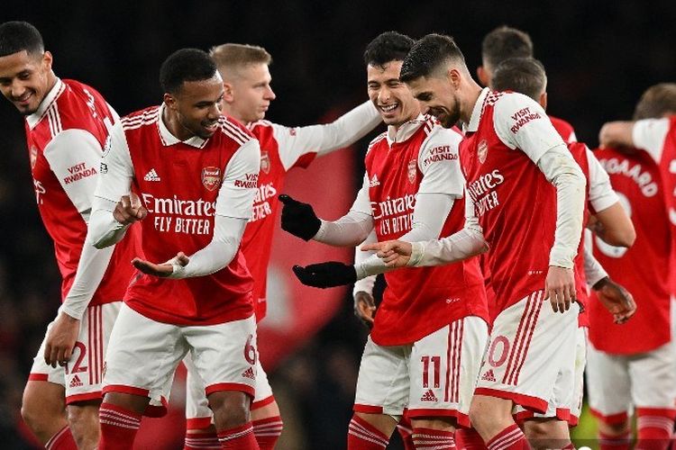 Pemain-pemain Arsenal merayakan gol Gabriel Martinelli ke gawang Everton. Laga tunda pekan ke-7 Liga Inggris 2022-2023 Arsenal vs Everton digelar di Stadion Emirates, 1 Maret 2023. Terkini, Arsenal akan menjamu Bournemouth pada pekan ke-26 Liga Inggris musim 2022-2023. Laga Arsenal vs Bournemouth akan berlangsung di Stadion Emirates, London, pada Sabtu (4/3/2023) malam WIB. (Photo by Glyn KIRK / AFP)