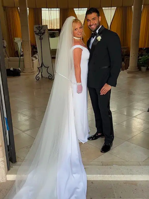 Gaun pengantin Britney Spears dan Sam Asghari rancangan Versace