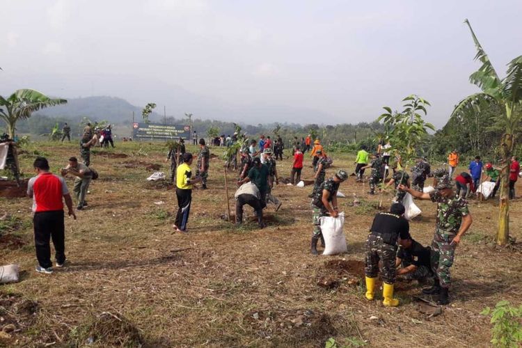 Penanaman pohon di lahan bekas Tempat Pembuangan Akhir (TPA) sampah Gunungtugel, Purwokerto, Kabupaten Banyumas, Jawa Tengah, Jumat (23/3/2020).