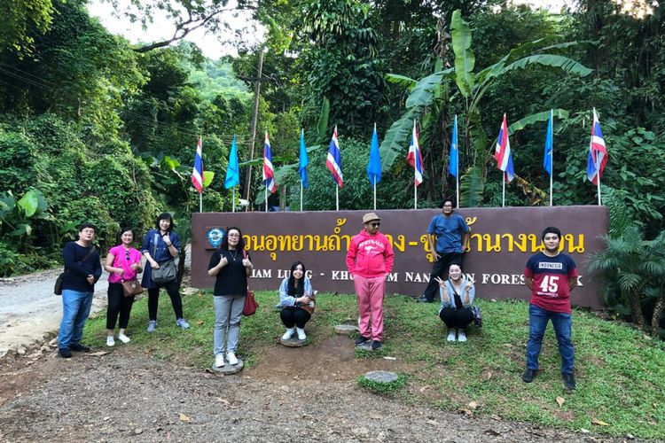 Wisatawan Indonesia berfoto di salah satu spot menuju Gua Tham Luang, Distrik Mae Sai, Provinsi Chiang Rai, Thailand. Gua itu terkenal setelah peristiwa dramatis terjebaknya 12 anak-anak di dalam selama berhari-hari.