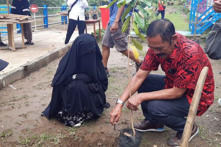 Mantan Wali Kota Solo FX Hadi Rudyatmo bersama eks napiter bersama-sama tanam pohon di Bantaran Sungai Bengawan Solo Kelurahan Pucangsawit, Kecamatan Jebres, Solo, Jawa Tengah, Kamis (21/4/2022).