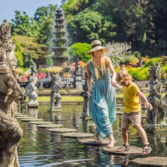 Ilustrasi turis mengunjungi Taman Tirta Gangga, Bali