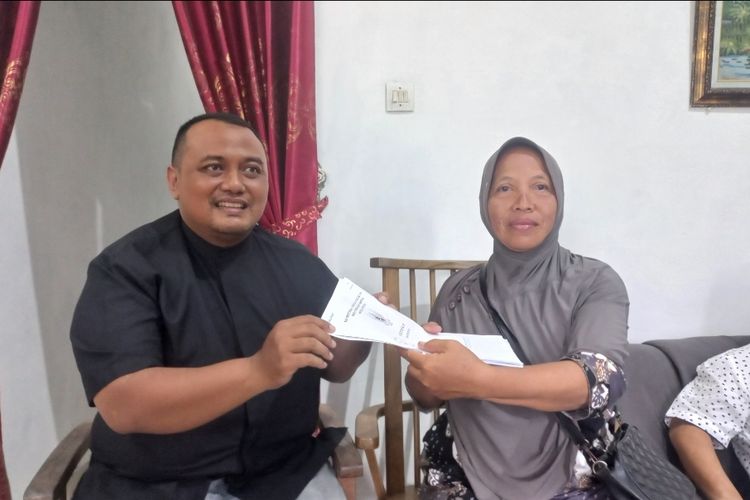 Erwin Burhanuddin (Baju hitam) dan Rini menunjukkan bukti surat kepemilikan Leter C terkait Sengketa tanah di Desa Rasukan Kecamatan Ngombol Kabupaten Purworejo pada Jumat (15/9/2023)