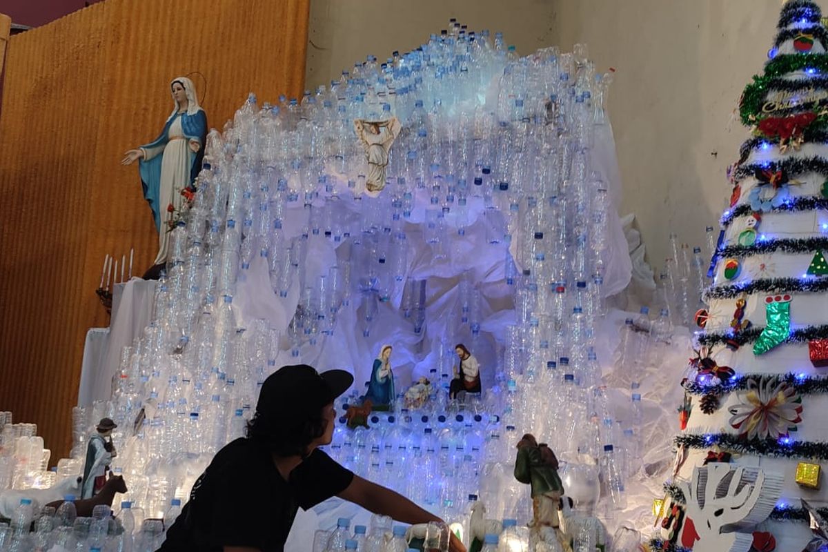 Gua Natal berbahan botol plastik bekas di Gereja Santo Yusup Wonokerso, Magelang, Selasa (24/12/2024).