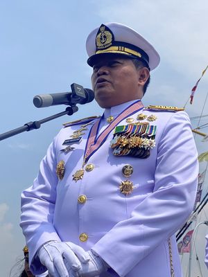 Kepala Staf Angkatan Laut (KSAL) Laksamana Yudo Margono (kiri) usai memimpin upacara HUT ke-77 TNI AL di Komplek Satuan Koarmada I, Pondok Dayung, Jakarta Utara, Senin (12/9/2022).