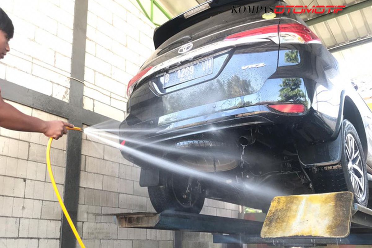 Cuci mobil bagian kolong dengan hidrolik