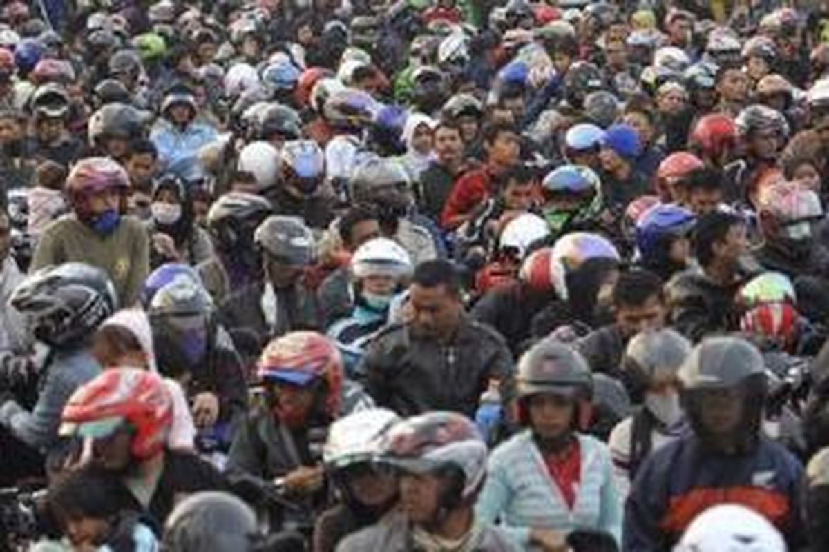 Ribuan pemudik bermotor memadati Pelabuhan Merak, Banten, Sabtu (27/8/2011), saat menunggu giliran naik kapal feri yang akan membawa mereka menyeberang ke Bakaheuni, Lampung. | KOMPAS/IWAN SETIYAWAN