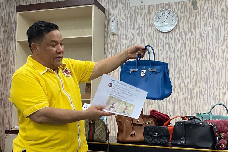 Sekda Riau, SF Hariyanto kepada wartawan memperlihatkan tas milik istrinya usai viral di media sosial sang istri pamer hidup mewah, Senin (20/3/2023).
