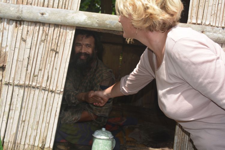 Tarsisius Antonius Amat (40), Orang Dengan Gangguan Jiwa dipasung di Kampung Mbapo, Desa Lembur, Kecamatan Kota Komba, Kabupaten Manggarai Timur, Flores, NTT, Jumat (9/11/2018). Tarsa sudah 12 tahun dipasung di gubuk reot dibelakang rumah orangtuanya. (KOMPAS.com/Markus Makur)