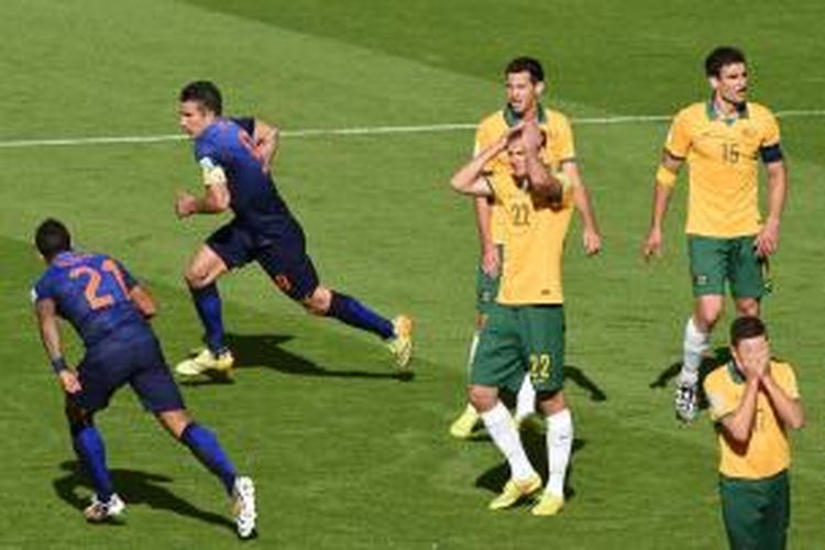 Bomber tim nasional Belanda, Robin van Persie, merayakan golnya seusai membobol gawang Australia, Rabu (18/6/2014). 