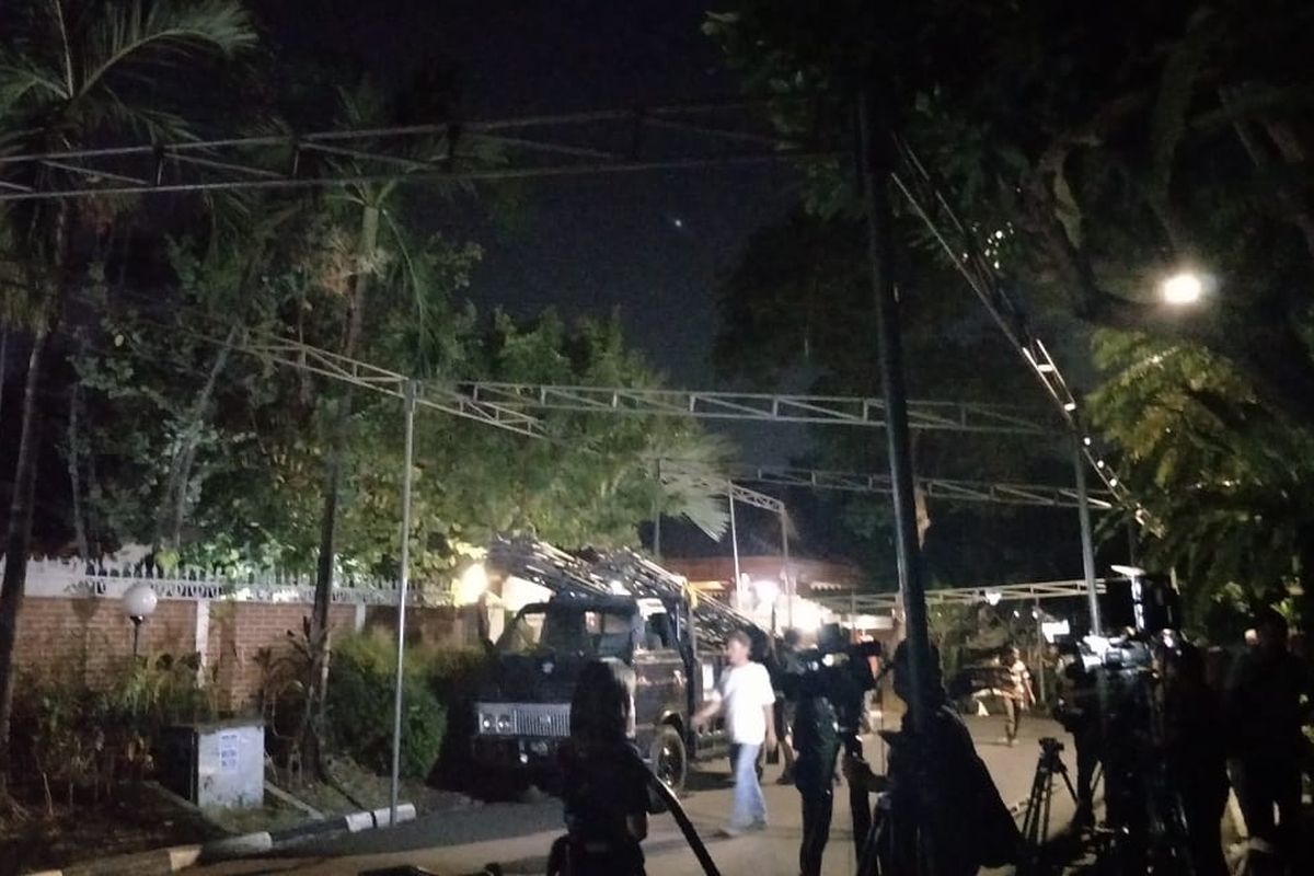 Petugas mendirikan tenda di rumah duka Presiden ketiga RI Bacharuddin Jusuf Habibie di Jalan Patra Kuningan XIII, Kuningan Timur, Jakarta Selatan, Rabu (11/9/2019) malam.