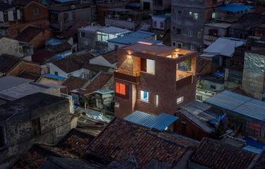 Rumah Kecil di Gang Sempit, Disulap Jadi Modern dan Menarik