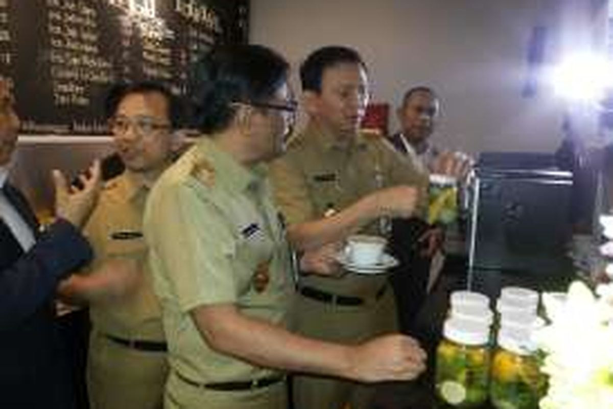 Gubernur DKI Jakarta Basuki Tjahaja Purnama dan wakilnya, Djarot Saiful Hidayat menjajal minuman yang dihidangkan saat peresmian kafe JakBistro di Balai Kota, Senin (17/10/2016). 