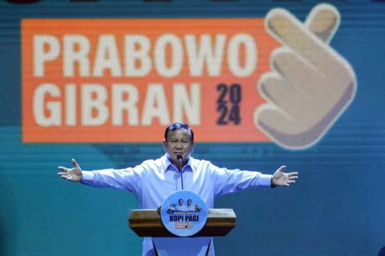 Calon presiden nomor urut 2 Prabowo Subianto menyampaikan pidato politiknya saat konsolidasi relawan Posko Pemilih Prabowo-Gibran (Kopi Pagi) di Sentul International Convention Center, Kabupaten Bogor, Jawa Barat, Sabtu (16/12/2023). Konsolidasi yang diikuti 10 ribu relawan dari Jakarta dan Jawa Barat tersebut untuk pemenangan pasangan Capres dan Cawapres nomor urut 2 Prabowo-Gibran pada Pemilu 2024. ANTARA FOTO/Yulius Satria Wijaya/rwa.