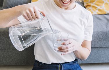 Ilustrasi minum air putih.