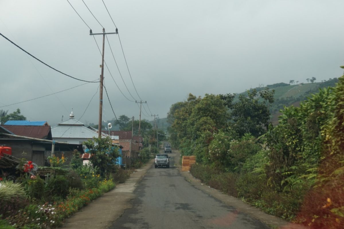 Sejak menerima dana desa pada 2015, Desa Sumber Urip sudah membangun jalan desa hingga 3.400 meter dan membantu memangkas biaya angkut hasil panen petani di sana.