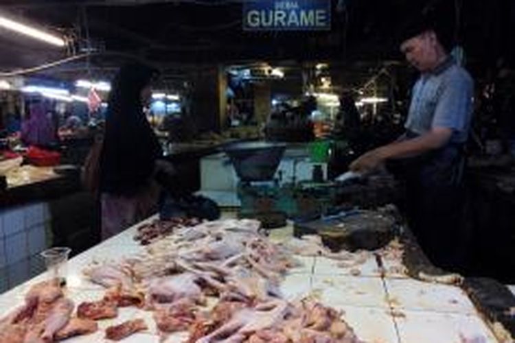 Salah seorang pedagang daging ayam saat melayani pembeli di Pasar Kosambi, Kota Bandung, Kamis (20/8/2015)