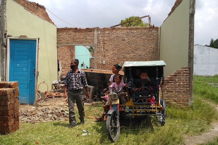 Kondisi rumah keluarga Irawan dan Sri Hardiyanti di Desa Amplas/Tambak Rejo, Kecamatan Percut Sei Tuan, Deli Serdang tinggal tersisa dinding yang rusak parah akibat angin puting beliung pada Rabu (7/4/2021) sore