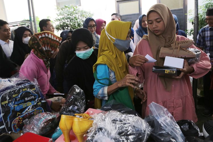 Pemerintah Kota (Pemkot) Surabaya bersama Gabungan Organisasi Wanita (GOW) kembali menggelar Garage Sale di Balai Kota Surabaya, Kamis (8/6/2023).