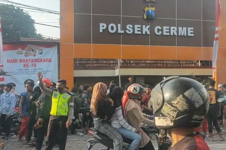 Rombongan pesilat asal Bojonegoro ketika tiba di Mapolsek Cerme, mereka meminta perlindungan dan pengawalan pulang dari aparat usai diserang orang tidak dikenal di wilayah Pakal, Surabaya, Minggu (19/6/2022). *** Local Caption *** Rombongan pesilat asal Bojonegoro ketika tiba di Mapolsek Cerme, mereka meminta perlindungan dan pengawalan pulang dari aparat usai diserang orang tidak dikenal di wilayah Pakal, Surabaya, Minggu (19/6/2022).